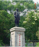 小明坐火车去旅游,当火车走到八达岭的长城脚下时,他看到铁路沿途青龙桥的站台上有一座雕像,注视着前方的京张铁路,你认为这座雕像是 小明坐火车去旅游,当火车走到八达岭的长城脚下时,他看到铁路沿途青龙桥的站台上有一座雕像,注视着前方的京张铁路,你认为这座雕像是