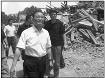 2010年4月14日7时许,青海省玉树县发生7.1级地震,受灾群众达十多万人,国务院总理温家宝第一时间赶赴灾区,指挥抗震救灾,充分体现了中国共产党 2010年4月14日7时许,青海省玉树县发生7.1级地震,受灾群众达十多万人,国务院总理温家宝第一时间赶赴灾区,指挥抗震救灾,充分体现了中国共产党