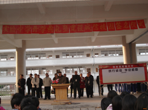 2月14日早上,伴随着庄严的国歌声,县实验中学举行了2011年春季开学典礼暨建设“诚信校园”签名仪式,县教育局机关党委副书记唐志俭同志以 2月14日早上,伴随着庄严的国歌声,县实验中学举行了2011年春季开学典礼暨建设“诚信校园”签名仪式,县教育局机关党委副书记唐志俭同志以