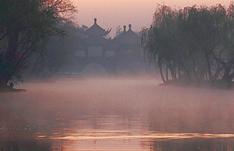 如图所示,扬州瘦西湖清晨,水面上漂浮着一层美丽的雾气。关于雾的形成,下列说法中正确的是A.雾是从水面冒出来的烟B.雾是水蒸气凝华成的小水珠C.雾是从水面蒸发出来 如图所示,扬州瘦西湖清晨,水面上漂浮着一层美丽的雾气。关于雾的形成,下列说法中正确的是A.雾是从水面冒出来的烟B.雾是水蒸气凝华成的小水珠C.雾是从水面蒸发出来