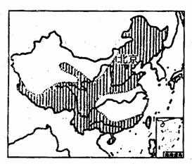 读“我国东部地区雨带图”,完成下列各题。小题1:此时造成长江中下游农作物生长受到威胁的主要原因是A.滑坡B.春旱C.伏早D.寒潮小题2:为了充分利用当地自然资源 读“我国东部地区雨带图”,完成下列各题。小题1:此时造成长江中下游农作物生长受到威胁的主要原因是A.滑坡B.春旱C.伏早D.寒潮小题2:为了充分利用当地自然资源