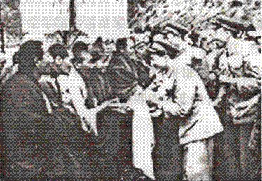 材料一1951年9月,进藏的人民解放军受到西藏各界人民的热烈欢迎。 材料二 我国的民族政策主 材料一1951年9月,进藏的人民解放军受到西藏各界人民的热烈欢迎。 材料二 我国的民族政策主