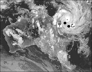 下图是2011年2月2日澳大利亚(东10区)时间10时32分拍到的热带风暴“Yasi”卫星云图。读图,完成小题。小题1:拍摄云图时( )A.北京时间为12时32 下图是2011年2月2日澳大利亚(东10区)时间10时32分拍到的热带风暴“Yasi”卫星云图。读图,完成小题。小题1:拍摄云图时( )A.北京时间为12时32
