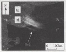 下图为纬度42°附近某区域沙尘暴遥感影像,其中黑色部分为海洋,浅色部分为陆地和沙尘。该区域荒漠直抵海岸,来自陆地的沙尘在海洋上空形成了一条条弧线。读图,完成下列 下图为纬度42°附近某区域沙尘暴遥感影像,其中黑色部分为海洋,浅色部分为陆地和沙尘。该区域荒漠直抵海岸,来自陆地的沙尘在海洋上空形成了一条条弧线。读图,完成下列
