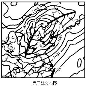 下图为“某时刻我国东部地区近地面等压线分布图”,读图回答1~2题。 1、此时,下列关于山东半岛风向及天气判断最合理的是 [ 下图为“某时刻我国东部地区近地面等压线分布图”,读图回答1~2题。 1、此时,下列关于山东半岛风向及天气判断最合理的是 [