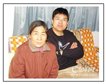 田世国是山东枣庄市薛城区人,他不仅是一名好父亲,更是一名好儿子。为了不让母亲为他担心,38岁的他毅然瞒着母亲,为身患尿毒症晚期的母亲捐肾,延续母亲的 田世国是山东枣庄市薛城区人,他不仅是一名好父亲,更是一名好儿子。为了不让母亲为他担心,38岁的他毅然瞒着母亲,为身患尿毒症晚期的母亲捐肾,延续母亲的