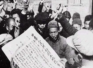 材料一: 图一:向农民宣传土地改革法 图二:农民申请加入合作社 材料一: 图一:向农民宣传土地改革法 图二:农民申请加入合作社