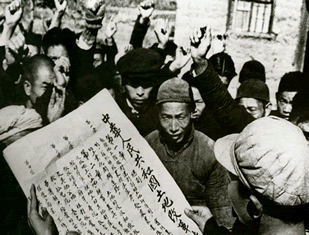 近年来,中央连续出台了指导农业和农村工作的一号文件。回眸历史,新中国成立后国家对农村的政策先后作出过重大调整,在历史上产生了很大影响。阅读下列材料 近年来,中央连续出台了指导农业和农村工作的一号文件。回眸历史,新中国成立后国家对农村的政策先后作出过重大调整,在历史上产生了很大影响。阅读下列材料