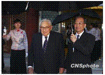 2009年10月12日下午4时,中南海紫光阁内,中国总理温家宝微笑着欢迎来华出席中美“二轨”高层对话的美国“老朋友”前国务卿基辛格、舒尔茨和前国防部 2009年10月12日下午4时,中南海紫光阁内,中国总理温家宝微笑着欢迎来华出席中美“二轨”高层对话的美国“老朋友”前国务卿基辛格、舒尔茨和前国防部