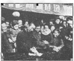 从下列图片中提取历史信息,结合所学知识回答问题:材料一 农民拔除地主的地界碑材料二 农民积极加入农业生产合作社 从下列图片中提取历史信息,结合所学知识回答问题:材料一 农民拔除地主的地界碑材料二 农民积极加入农业生产合作社