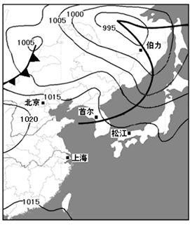 图为东亚部分地区地理简图,图中等值线表示2008年11月2日15时东亚地区海平面气压分布状况,黑色粗曲线表示锋面。读图回答下列问题。此 图为东亚部分地区地理简图,图中等值线表示2008年11月2日15时东亚地区海平面气压分布状况,黑色粗曲线表示锋面。读图回答下列问题。此