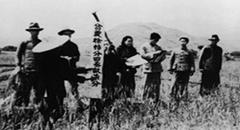读下列材料: 材料一图片一 1950年四川贫农分到了土地图片二 1980年农民领取包产到户合同书图片一、二的历史情境分别反映了当时我国农村发生的什么重大事件?( 读下列材料: 材料一图片一 1950年四川贫农分到了土地图片二 1980年农民领取包产到户合同书图片一、二的历史情境分别反映了当时我国农村发生的什么重大事件?(