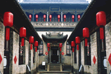 位于山两省祁县乔家堡村的乔家大院,最早的主人是雍正时的乔发贵,他走西口(注:汉蒙通商的关口,一个是张家口,俗称“东口”;一个是杀虎口,俗称 位于山两省祁县乔家堡村的乔家大院,最早的主人是雍正时的乔发贵,他走西口(注:汉蒙通商的关口,一个是张家口,俗称“东口”;一个是杀虎口,俗称