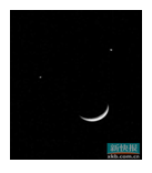 2012年2月26日,天空中出现“金木合月”的少见天象。金星和木星与一弯娥眉月组成“天空笑脸”,低挂在西方的天空,如果天气晴朗,我国各地都可 2012年2月26日,天空中出现“金木合月”的少见天象。金星和木星与一弯娥眉月组成“天空笑脸”,低挂在西方的天空,如果天气晴朗,我国各地都可