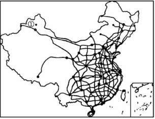 2005年初,我国公布了《国家高速公路网规划》。根据规划方案,我国将用30年时间形成8.5万千米国家高速公路网,其布局如下图所示。据此完成(1)一题。小题 2005年初,我国公布了《国家高速公路网规划》。根据规划方案,我国将用30年时间形成8.5万千米国家高速公路网,其布局如下图所示。据此完成(1)一题。小题