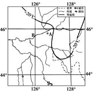 读某城市周边地区图,回答有关问题。(14分)(1)图中1月-20℃等温线在A城以东的部分明显,(2分)其主要受影响因素(2分)。(2)图示地区与其他重要商品粮产 读某城市周边地区图,回答有关问题。(14分)(1)图中1月-20℃等温线在A城以东的部分明显,(2分)其主要受影响因素(2分)。(2)图示地区与其他重要商品粮产