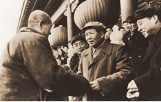 历史证明,制度和机制创新是社会发展的重要推动力。某校历史兴趣小组在探究新中国发展历程时,搜集到以下材料。请你参与这次探究活动,完成下列任务。材料一: 历史证明,制度和机制创新是社会发展的重要推动力。某校历史兴趣小组在探究新中国发展历程时,搜集到以下材料。请你参与这次探究活动,完成下列任务。材料一: