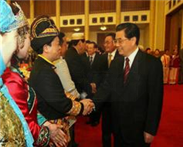照片,能记载历史的瞬间,能留下美好的记忆,能记录成长的足迹,能承载一份份温暖……下列一组照片是新中国四代领导人与少数民族在一起的历史照片。面对200 照片,能记载历史的瞬间,能留下美好的记忆,能记录成长的足迹,能承载一份份温暖……下列一组照片是新中国四代领导人与少数民族在一起的历史照片。面对200