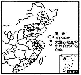 下图示意我国东部主要石化基地和企业的分布。读图回答下列问题。小题1:图中②基地相对于其他三个基地,大型石化企业较多的原因可能是A.劳动力丰富B.资源和市场区位优 下图示意我国东部主要石化基地和企业的分布。读图回答下列问题。小题1:图中②基地相对于其他三个基地,大型石化企业较多的原因可能是A.劳动力丰富B.资源和市场区位优