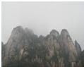 祖国山河一年四季美景如画.图中关于山河美景的描述,属于凝华现象的是 魔方格