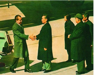 阅读下列材料:材料一:新中国诞生后,美国从政治、军事、经济等各方面采取措施,千方百计地想把新中国扼杀在摇篮里。政治上,实行所谓遏制加孤立政策……经济 阅读下列材料:材料一:新中国诞生后,美国从政治、军事、经济等各方面采取措施,千方百计地想把新中国扼杀在摇篮里。政治上,实行所谓遏制加孤立政策……经济