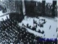 根据图片提示信息,回答问题。图一《联合国家宣言》签署仪式图二 周恩来在万隆会议上发言图三 上海APEC会议领导人图四欧盟旗帜 根据图片提示信息,回答问题。图一《联合国家宣言》签署仪式图二 周恩来在万隆会议上发言图三 上海APEC会议领导人图四欧盟旗帜
