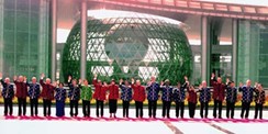 根据图片提示信息,回答问题。图一《联合国家宣言》签署仪式图二 周恩来在万隆会议上发言图三 上海APEC会议领导人图四欧盟旗帜 根据图片提示信息,回答问题。图一《联合国家宣言》签署仪式图二 周恩来在万隆会议上发言图三 上海APEC会议领导人图四欧盟旗帜