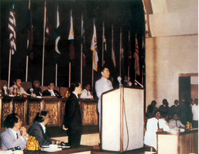 阅读下列材料: 材料一国家邮政局发行的明信片万隆会议 材料二1955年4月18日,有29个国家参加的亚非 阅读下列材料: 材料一国家邮政局发行的明信片万隆会议 材料二1955年4月18日,有29个国家参加的亚非