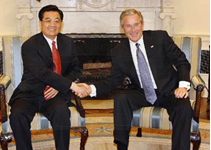 新中国成立后,新生的中华人民共和国一改旧中国屈辱的外交形象,挺直了民族脊梁,以独立自主的姿态,展开了和平外交事业,中国的国际影响与日俱增。育红中学八 新中国成立后,新生的中华人民共和国一改旧中国屈辱的外交形象,挺直了民族脊梁,以独立自主的姿态,展开了和平外交事业,中国的国际影响与日俱增。育红中学八