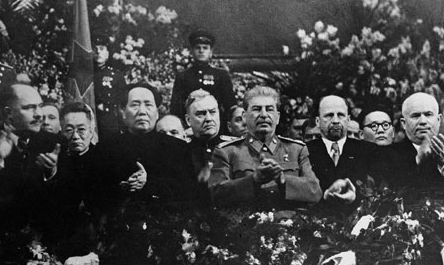 阅读材料,回答问题:材料一:中华人民共和国外交政策和原则是,为保障本国独立、自由和领土主权的完整,拥护国际的持久和平和各国人民间的友好合作,反对帝国 阅读材料,回答问题:材料一:中华人民共和国外交政策和原则是,为保障本国独立、自由和领土主权的完整,拥护国际的持久和平和各国人民间的友好合作,反对帝国