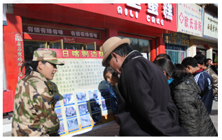 2010年3月14日清早,西藏日喀则地区山东广场北角的一面反分裂宣传栏吸引了过往群众的驻足围观。下图是在日喀则边防支队举办的“3·14”。你认为这样 2010年3月14日清早,西藏日喀则地区山东广场北角的一面反分裂宣传栏吸引了过往群众的驻足围观。下图是在日喀则边防支队举办的“3·14”。你认为这样