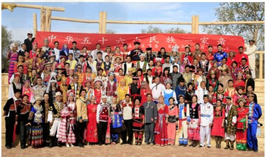 材料一:在祖国的边陲新疆,驻扎着这样一支队伍:为了救助地震中受灾的维吾尔族兄弟,他们不顾生死昼夜排险;为了救助一位因特大暴风雪被困在牧场的少数民族产 材料一:在祖国的边陲新疆,驻扎着这样一支队伍:为了救助地震中受灾的维吾尔族兄弟,他们不顾生死昼夜排险;为了救助一位因特大暴风雪被困在牧场的少数民族产