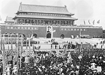 图片是历史过程的真实记录,每一幅图片都在向我们述说一段历史。阅读下列三幅图片,根据图片所反映的重大历史事件及其影响,用150字左右的篇幅,简述我国从独立到 图片是历史过程的真实记录,每一幅图片都在向我们述说一段历史。阅读下列三幅图片,根据图片所反映的重大历史事件及其影响,用150字左右的篇幅,简述我国从独立到
