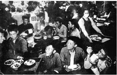 仔细观察下图:图一刘少奇在做政治报告图二一个萝卜千斤重,两头毛驴拉不动图三公共食堂请回答 仔细观察下图:图一刘少奇在做政治报告图二一个萝卜千斤重,两头毛驴拉不动图三公共食堂请回答