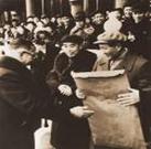 阅读材料回答问题:材料一右图是1956年工商界代表向毛主席报喜右图反映了社会主义三大改造中的哪一项内容?材料二:“一九五三年将是我国进行 阅读材料回答问题:材料一右图是1956年工商界代表向毛主席报喜右图反映了社会主义三大改造中的哪一项内容?材料二:“一九五三年将是我国进行