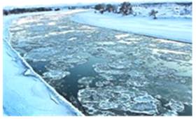 2011年12月12日,新疆哈巴河县额尔齐斯河边气温为零下13℃左右,河中央约有10米间距尚未封冻,冰河中流凌聚集成团状,景象壮观(如下图)。伊犁河谷平原是重要 2011年12月12日,新疆哈巴河县额尔齐斯河边气温为零下13℃左右,河中央约有10米间距尚未封冻,冰河中流凌聚集成团状,景象壮观(如下图)。伊犁河谷平原是重要