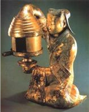“长信宫”灯 ①“长信宫”灯是著名的汉代镏金铜灯,它通高48厘米,重15.85千克。此灯器身铭文有“ “长信宫”灯 ①“长信宫”灯是著名的汉代镏金铜灯,它通高48厘米,重15.85千克。此灯器身铭文有“
