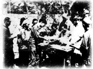 下列四幅图片反映了20世纪50年代末和70年代末我国农村的变革。阅读下列图片: 图1湖南宁乡县某人民公社成立大会 图2《人民日报》报道 下列四幅图片反映了20世纪50年代末和70年代末我国农村的变革。阅读下列图片: 图1湖南宁乡县某人民公社成立大会 图2《人民日报》报道