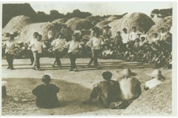 “三农”问题,即农业、农村和农民问题,在我国历史发展的不同阶段,内涵有所不同。下列四幅图片反映了20世纪50年代末期到70年代末我国农村的变化。请观察图片 “三农”问题,即农业、农村和农民问题,在我国历史发展的不同阶段,内涵有所不同。下列四幅图片反映了20世纪50年代末期到70年代末我国农村的变化。请观察图片