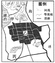 图为我国东南沿海地区某城市规划示意图,阴影为城区,读图完成7?9题。小题1:图中最适宜建设高级住宅区的是A.甲B.乙C.丙D.丁小题2:该城的化工区应规划在A. 图为我国东南沿海地区某城市规划示意图,阴影为城区,读图完成7?9题。小题1:图中最适宜建设高级住宅区的是A.甲B.乙C.丙D.丁小题2:该城的化工区应规划在A.