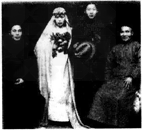 右面是民国时期新式婚礼的照片。从这张照片当中我们可以看出 ①当时的中国社会已经有人开始穿西装、礼服 ②当时中国已经出现了西化的“文明婚礼”③中国社会 右面是民国时期新式婚礼的照片。从这张照片当中我们可以看出 ①当时的中国社会已经有人开始穿西装、礼服 ②当时中国已经出现了西化的“文明婚礼”③中国社会