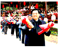 材料一:2010年2月12至13日,在全国人民喜迎新春佳节之际,胡锦涛总书记来到我们龙岩,亲切看望闽西老区干部群众,与老区人民共度春节。在上杭古田, 材料一:2010年2月12至13日,在全国人民喜迎新春佳节之际,胡锦涛总书记来到我们龙岩,亲切看望闽西老区干部群众,与老区人民共度春节。在上杭古田,