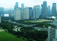 下为今天深圳市风光图。20多年前,它还是一个落后的小城镇,如今已成长为一座国际化大都市。下列相关说法正确的有①其经济起飞于20世纪80年代初 ②它的 下为今天深圳市风光图。20多年前,它还是一个落后的小城镇,如今已成长为一座国际化大都市。下列相关说法正确的有①其经济起飞于20世纪80年代初 ②它的