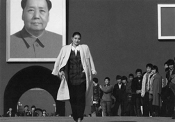 右图是摄影家刘占坤于1988年在北京天安门金水桥上为新中国第一位国际模特大赛冠军彭莉的照相。可见当时①个人崇拜思想仍束缚着人们的头脑②对外开放程度正在加强③民众 右图是摄影家刘占坤于1988年在北京天安门金水桥上为新中国第一位国际模特大赛冠军彭莉的照相。可见当时①个人崇拜思想仍束缚着人们的头脑②对外开放程度正在加强③民众