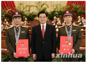 2005年10月12日至17日, 我国自行研制的___________载人航天飞行取得圆满成功,标志着我国在发展载人航天方面取得了又一里程碑意义的重大胜利 2005年10月12日至17日, 我国自行研制的___________载人航天飞行取得圆满成功,标志着我国在发展载人航天方面取得了又一里程碑意义的重大胜利