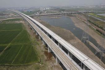 到2010年底,我国投入运营的高速铁路约7500千米,图显示我国某段高速铁路景观。据此完成下列各题。小题1:为了保持列车高速运行,高速铁路运线时首要考虑的自然元 到2010年底,我国投入运营的高速铁路约7500千米,图显示我国某段高速铁路景观。据此完成下列各题。小题1:为了保持列车高速运行,高速铁路运线时首要考虑的自然元