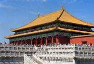 仔细观察下面三幅插图,请说出图中的建筑各有什么特点。你还能找到其他与图中建筑风格一样的建筑图片吗?____________________________ 仔细观察下面三幅插图,请说出图中的建筑各有什么特点。你还能找到其他与图中建筑风格一样的建筑图片吗?____________________________