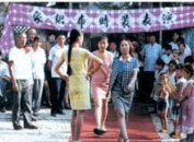 下面这组图片反映了近代以来中国女子服饰的变化,产生这一变化的社会原因有:①服饰质地和款式的不同 下面这组图片反映了近代以来中国女子服饰的变化,产生这一变化的社会原因有:①服饰质地和款式的不同