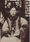 下面这组图片反映了近代以来中国女子服饰的变化,产生这一变化的社会原因有:①服饰质地和款式的不同 下面这组图片反映了近代以来中国女子服饰的变化,产生这一变化的社会原因有:①服饰质地和款式的不同
