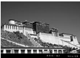 阅读下列图文资料,回答问题材料:旅游已成为人们的一种生活方式.广州的小明同学春节期间外出旅游,体验“美丽中国之旅”.春节期间,广州已是繁花似锦,春意盎然.